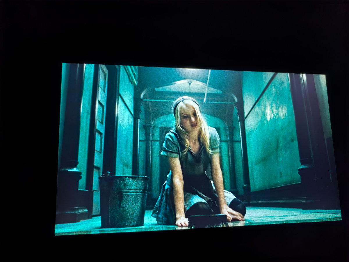 Мир борделя более яркий, хоть и более жестокий