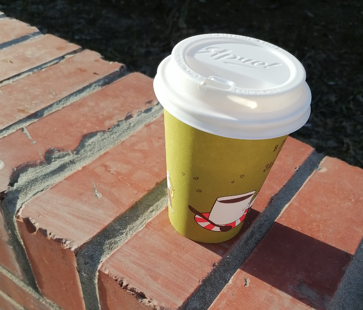 Понравилось, как сочетаются цвета стаканчика и кирпича