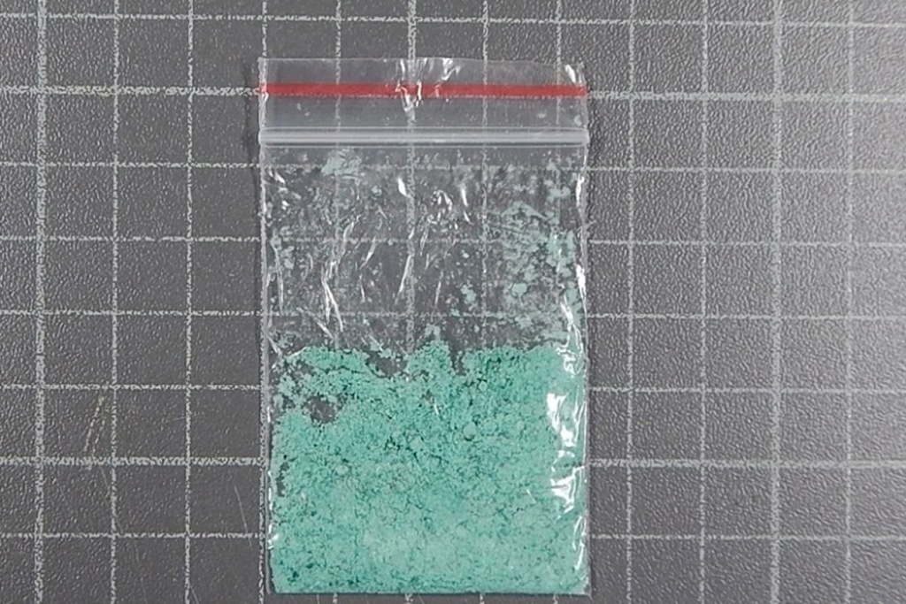    Ночью у отворотки на поселок Лесное полицейские заметили прохожего с признаками наркотического опьянения