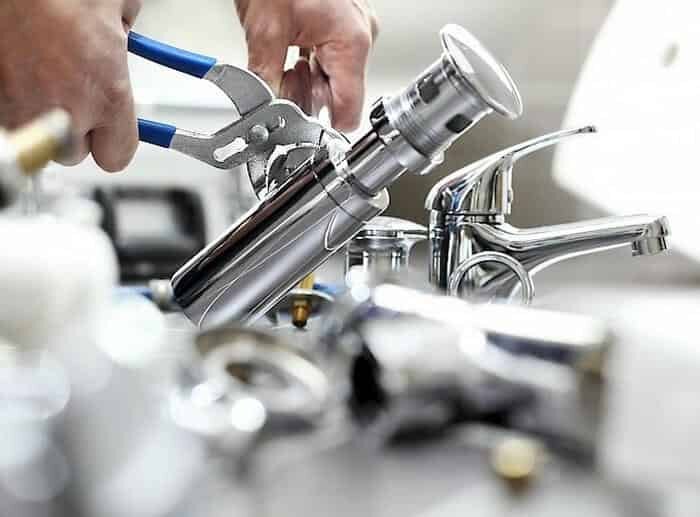 Вызов сантехника на дом через сервис или частный мастер?