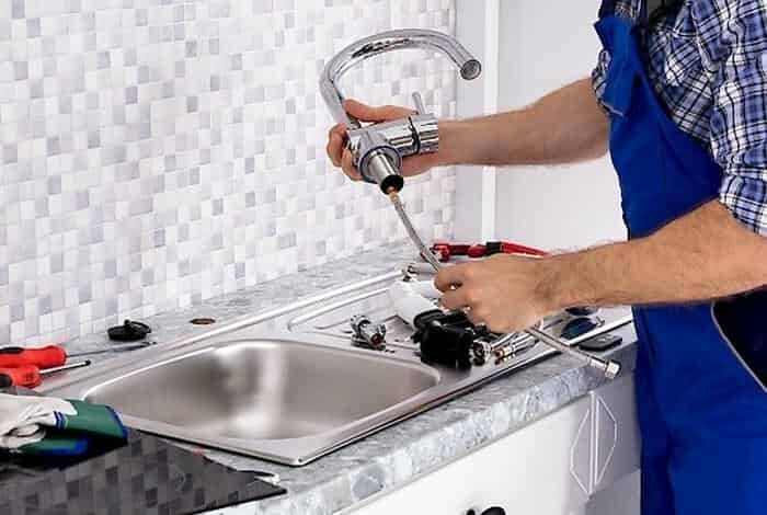 Вызов сантехника на дом через сервис или частный мастер?