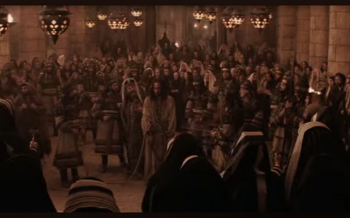 Христос Бог на суде синедриона. Кадр из фильма "Страст Христовы" Мела Гибсона.