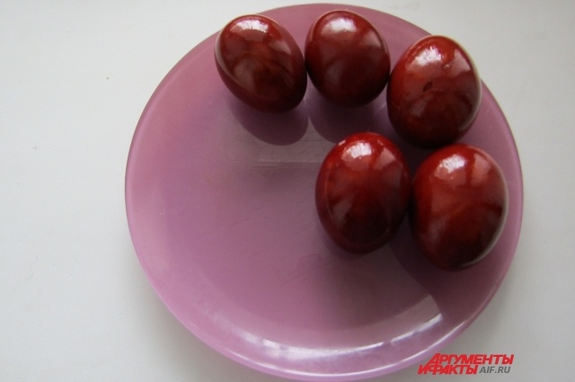    Оставьте яйца в свекольном растворе для насыщенного цвета. Фото:  АиФ/ Елена Семко