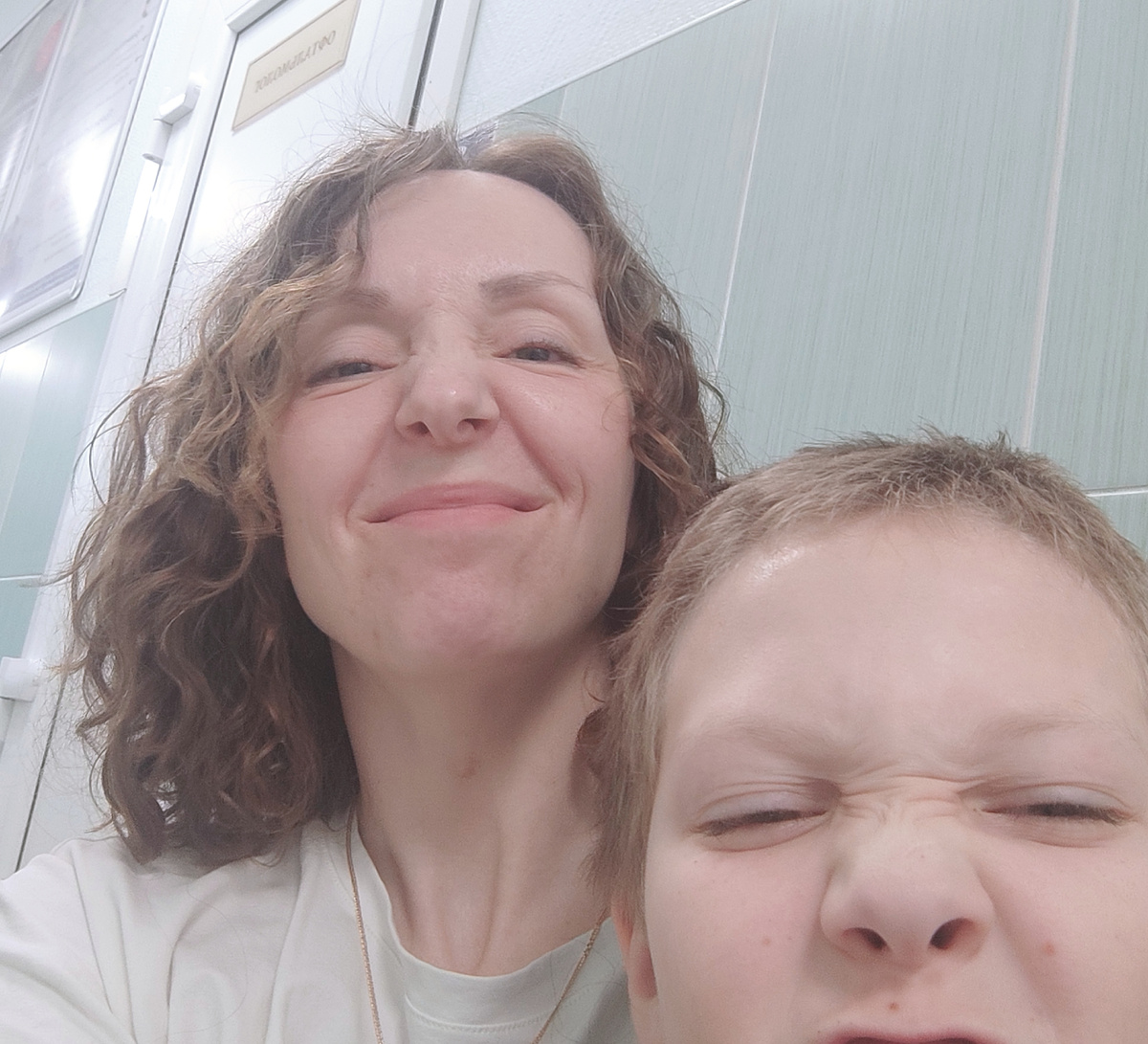 Это мы к офтальмологу так сидим. У психиатра такого себе не позволяли, от греха подальше 