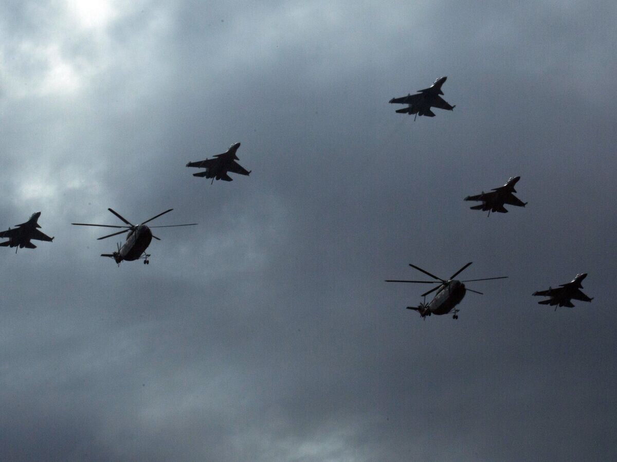    Истребители J-16 и вертолеты Ми-8 во время репетиции военного парада в Пекине© AP Photo / Ng Han Guan