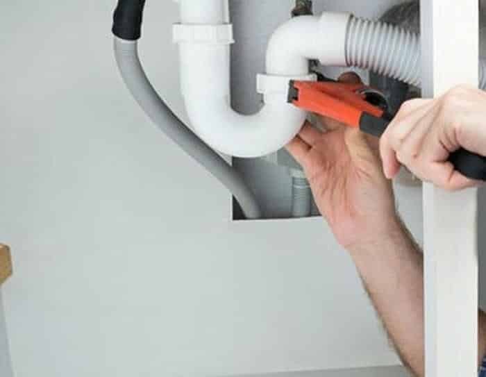 Почему лучше вызвать сантехника на дом