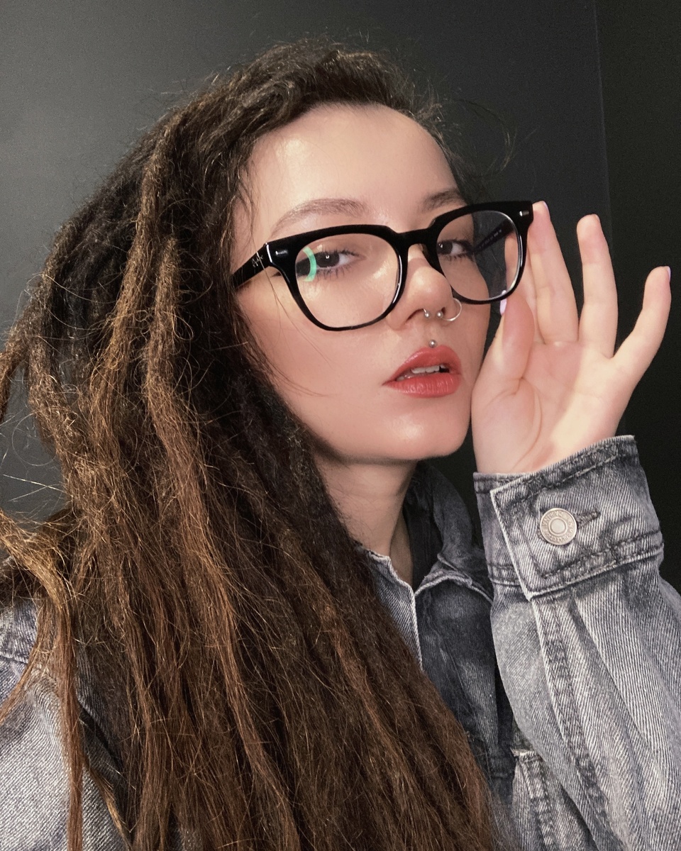 Фото в очках для солидной обложки 