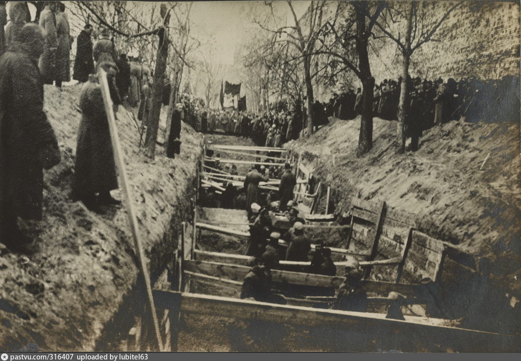 Похороны у Кремлевской стены 1917 Источник:Библиотека Конгресса США (фото из интернета)