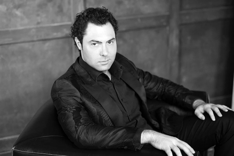 Евгений Викторович Кунгуров (18 июля 1983, Заречный, Свердловская область — 8 апреля 2024, Москва) — российский оперный и эстрадный певец (баритон). Был приглашённым солистом театра «Новая опера», постоянным солистом Калининградского музыкального театра, ведущим телепередачи «Романтика романса», участником проекта «Большая опера» на телеканале «Культура», проектов «Голос» и «Один в один!» на «Первом канале». В октябре 2023 года Кунгурову было присвоено почётное звание «Заслуженный артист России». Также он удостоен званий заслуженного артиста Ингушетии и Чечни. Фото с доступных ресурсов интернета.