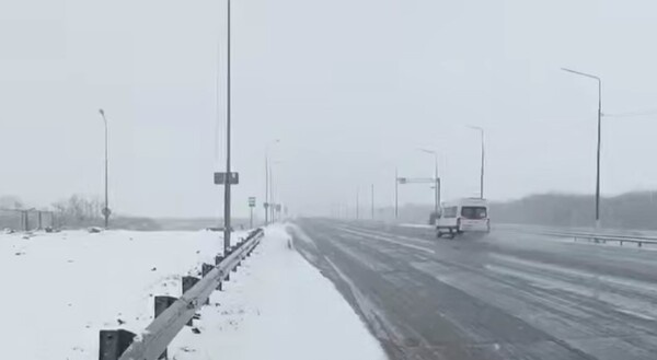    В Оренбургской области выпал снег. Обстановка на трассе у подъезда к Оренбургу