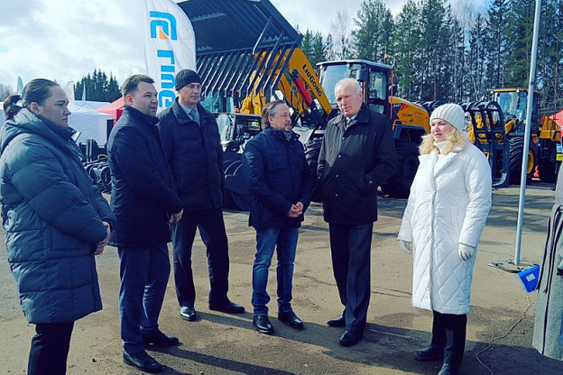    В Кирове на агровыставке показали более 300 единиц техники и оборудования