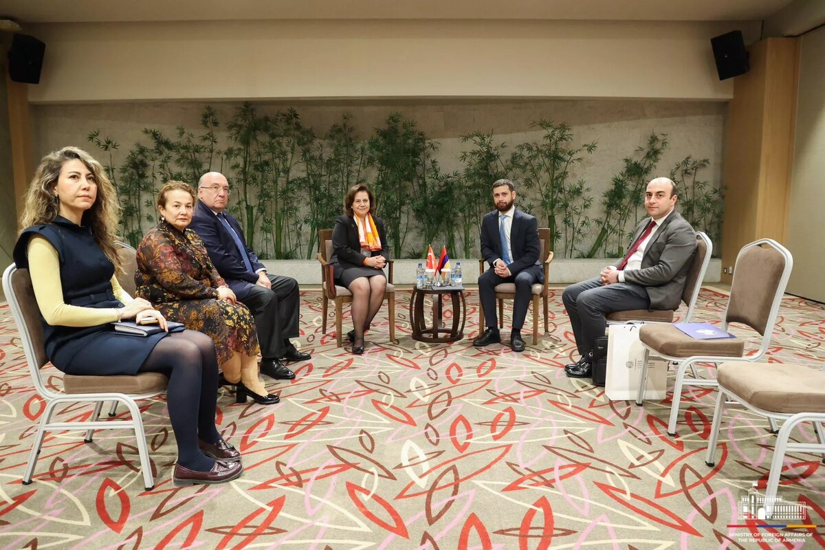 Замминистра иностранных дел Ваан Костанян на встрече с замминистра иностранных дел Турции Беррис Экинджи (10 апреля 2025). © Photo : press office of MFA of RA