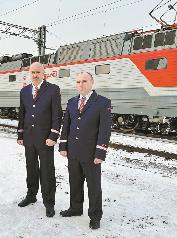 Фото: Александр Потапов. Михаилу Благиреву (слева) и Андрею Ярошу удалось уберечь от ударов дронами состав из 33 цистерн с маслом