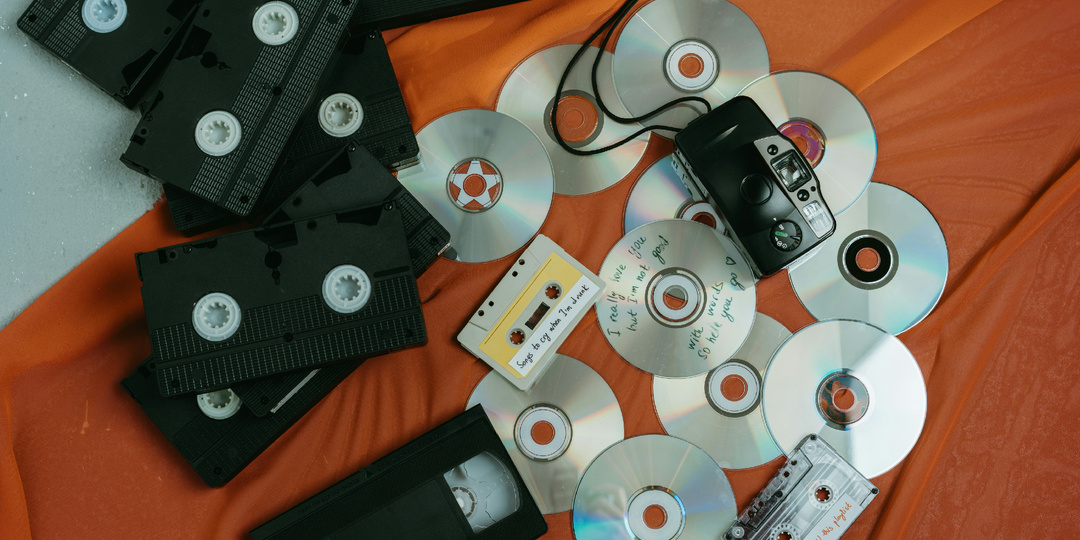 CD-диски, кассеты и VHS: куда исчезли носители прошлого?