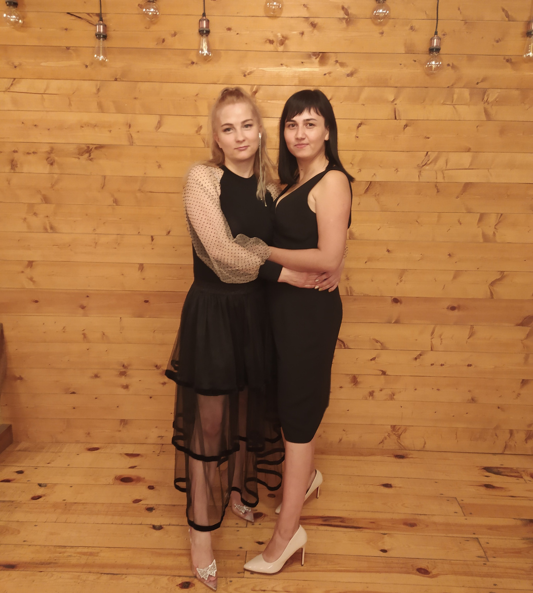 Вот в этой, слева)