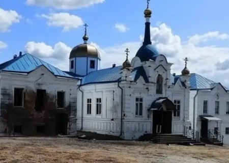    «Прямой наводкой из танка расстреляли Свято-Николаевский монастырь». Хинштейн сравнил немецких фашистов с украинскими