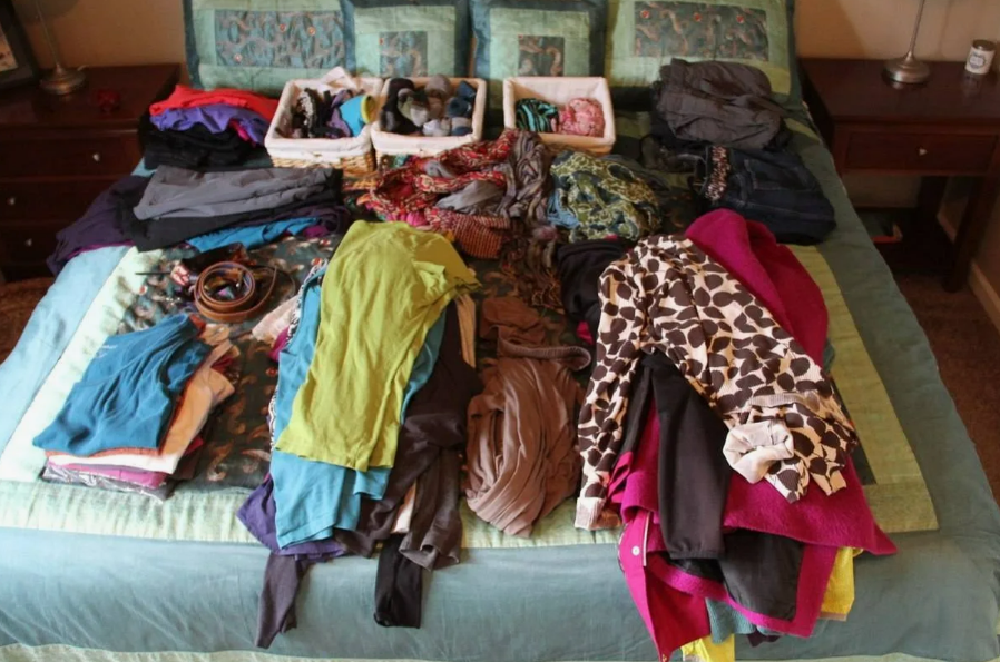 разбор гардероба на кровати