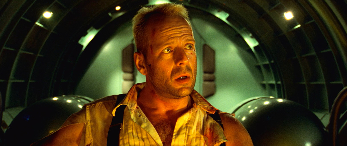 Кадр из кинофильма "Пятый элемент", 1997 г., режиссер Люк Бессон, сценаристы Люк Бессон, Роберт Марк Кэмен, композитор Эрик Серра (скриншот)