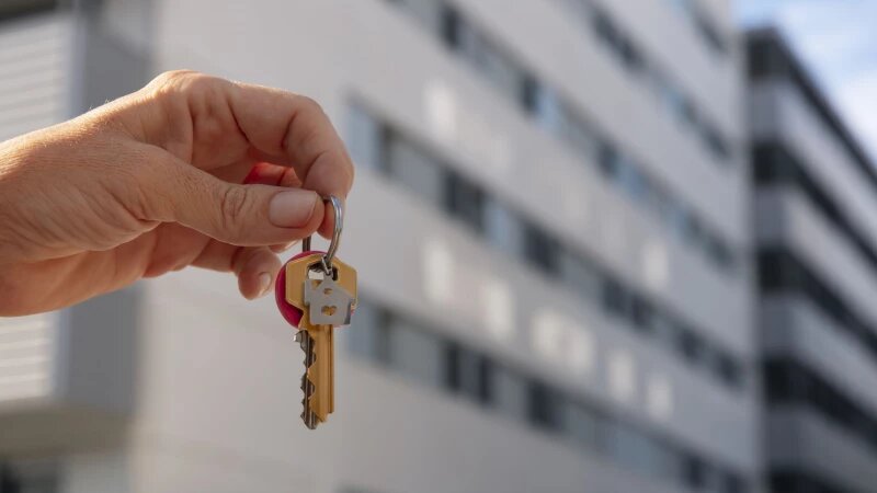     Рука держит ключи. Фото: ru.freepik.com, автор freepik.