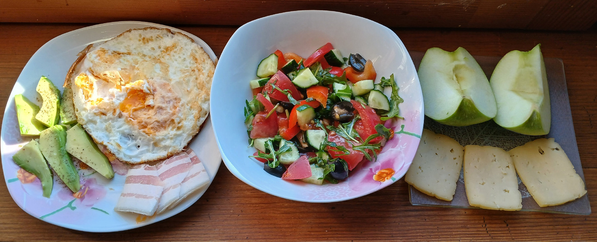 Два яйца, соленая грудинка, авокадо, овощной салат. Немного сыра к кофе (вне кадра, чтобы не остыл) и сочное хрустящее яблочко. 