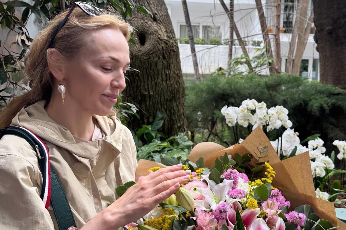    Альбина Джанабаева с цветами Социальные сети