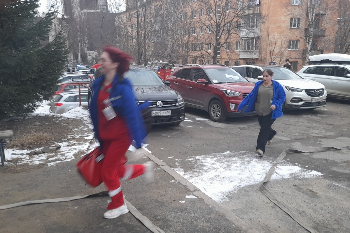    Пожар на улице Калинина 26а в Петрозаводске. Фото: "Республика"/Максим Смирнов