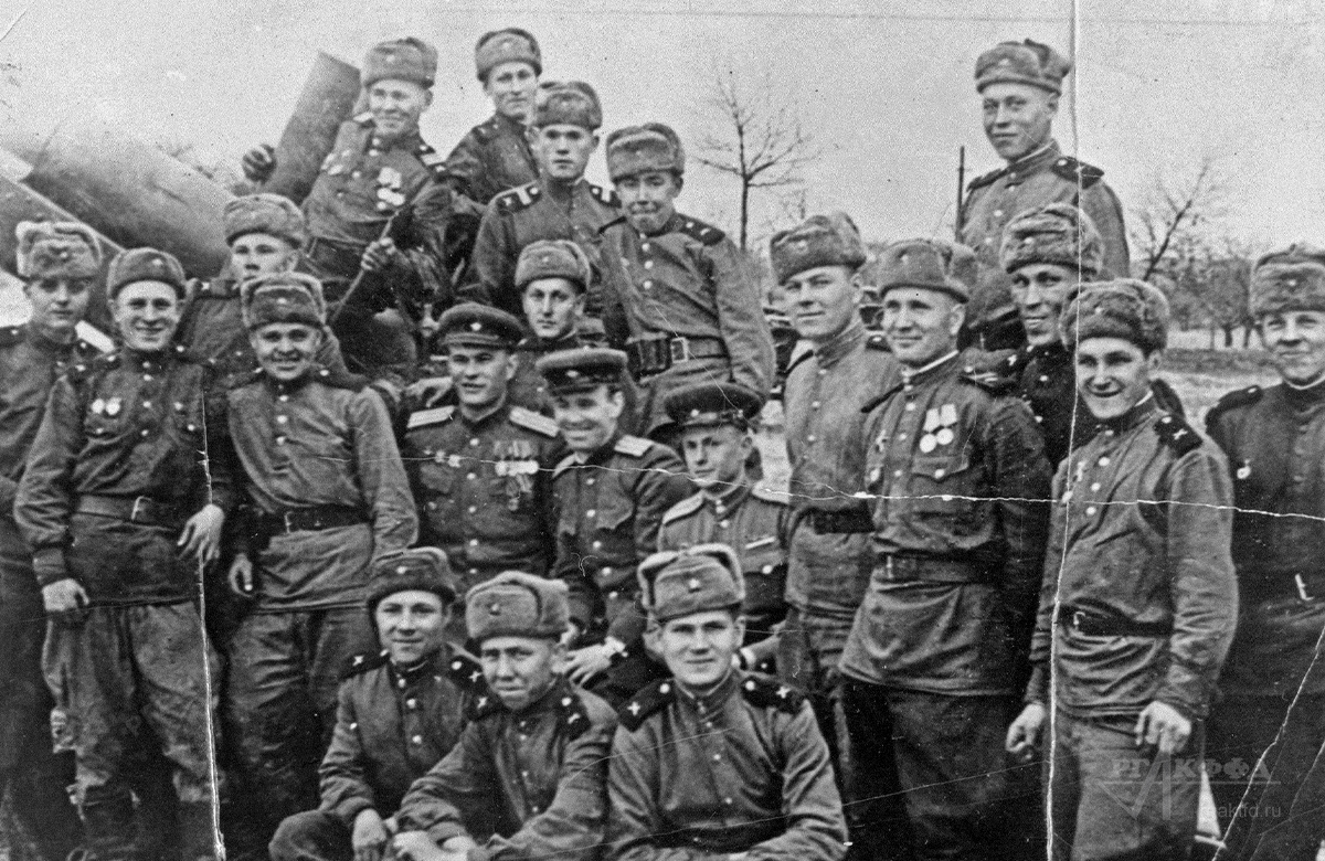 Групповой снимок 2-й батареи капитана С. Дробинина дивизиона майора А.И. Зюкина, открывшей первый огонь по г. Берлину 20.04.1945 г. в 11 часов 30 минут. / г. Берлин. 1945 г. / РГАКФФД. Арх.№ 0-270497б