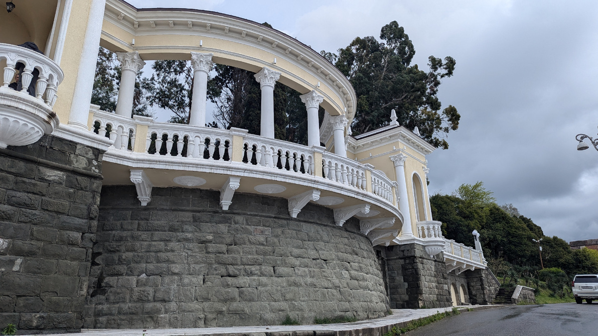 Колоннада. В прошлом году отреставрировали. Красота.