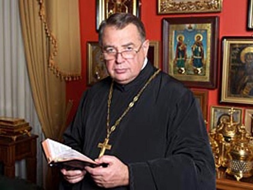 Юрий Леонидович Шевченко, бывший министр здравоохранения России, генерал-полковник, заслуженный врач - хирург, священник УПЦ МП, доктор медицинский наук, доктор богословия. 