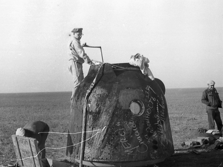     Миненко у спускаемого аппарата серии «Союз». / Из личного архива