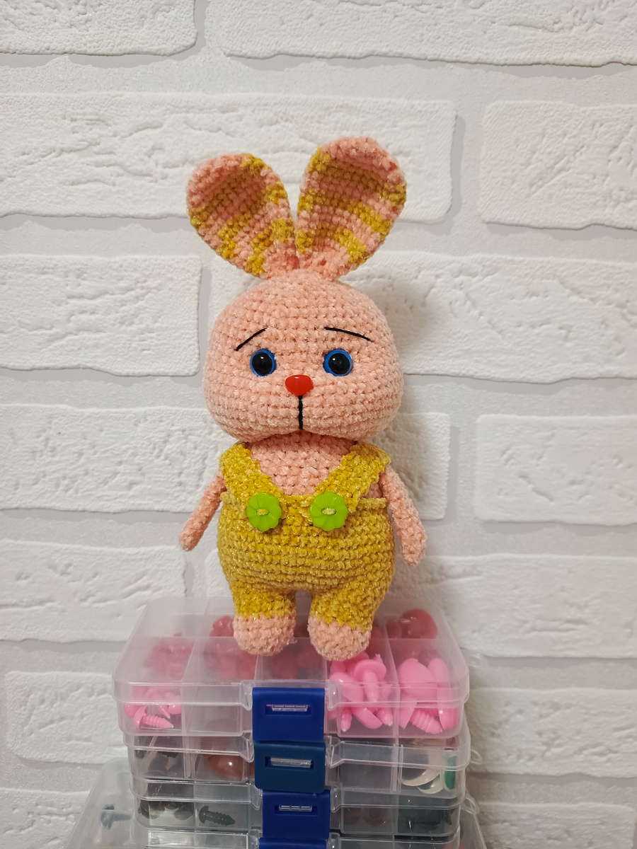 Мой зайка, связан из микровелюра. Обалденная пряжа 🧶