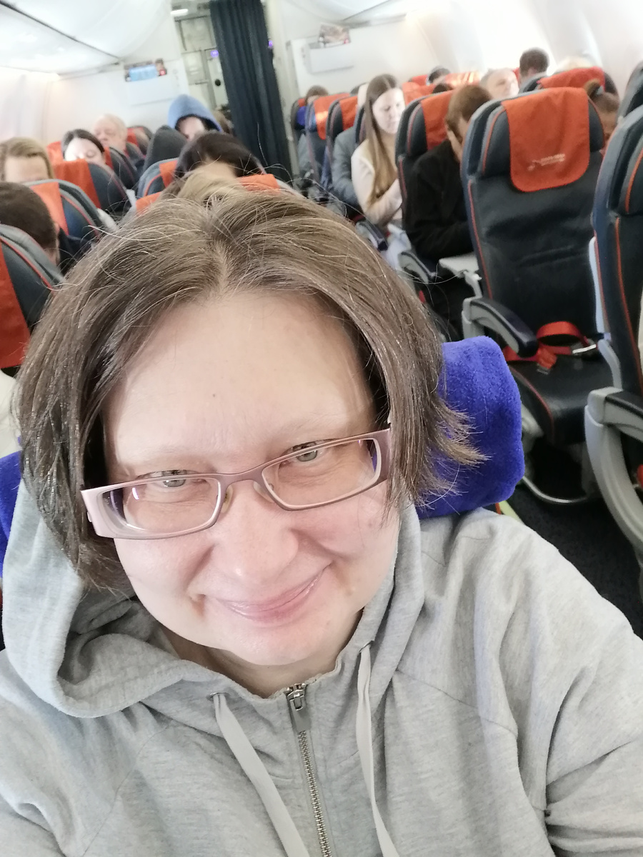 А ещё мне принесли плед, который я использовала вместо подушки под шею