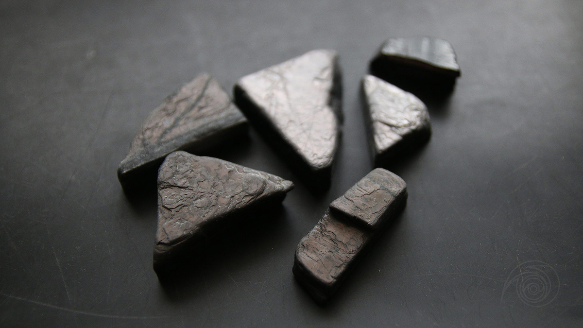 Серо-бурый, неброский.