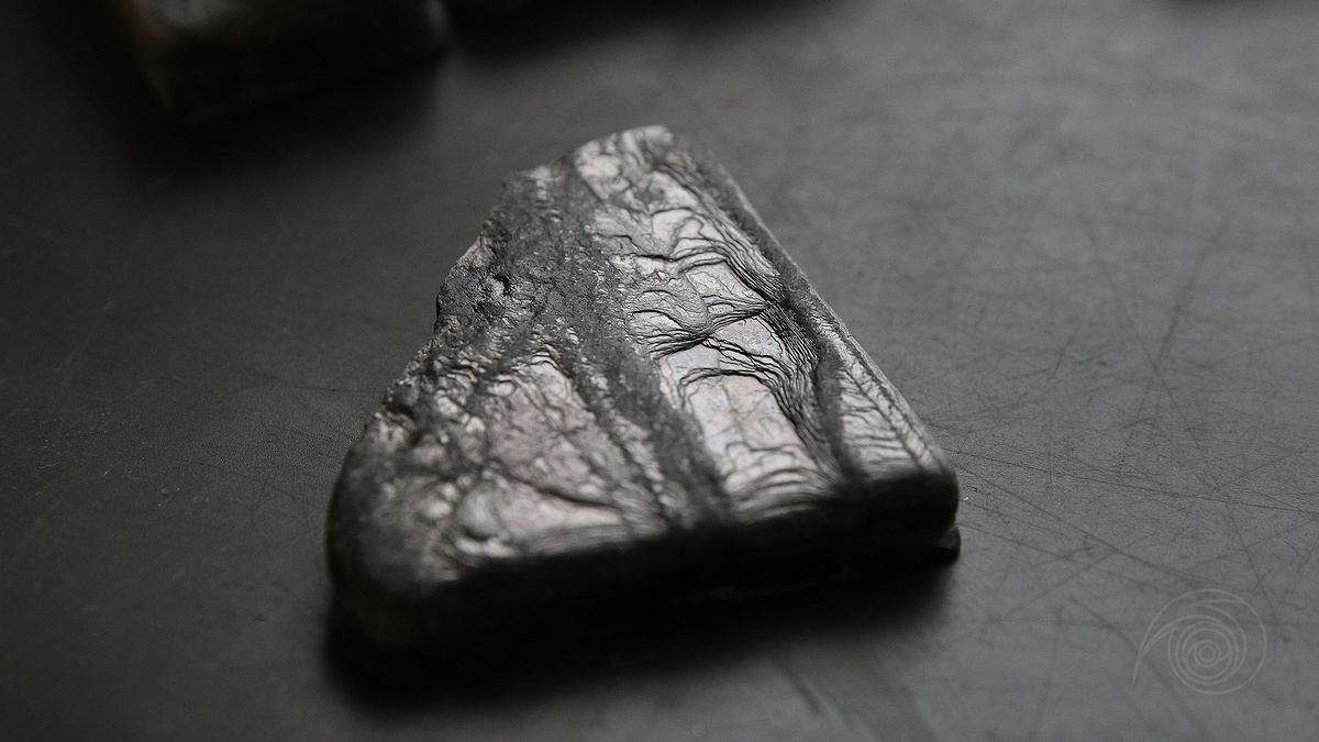 Слоистый, похож на сланец, полевой шпат и слюду одновременно.  