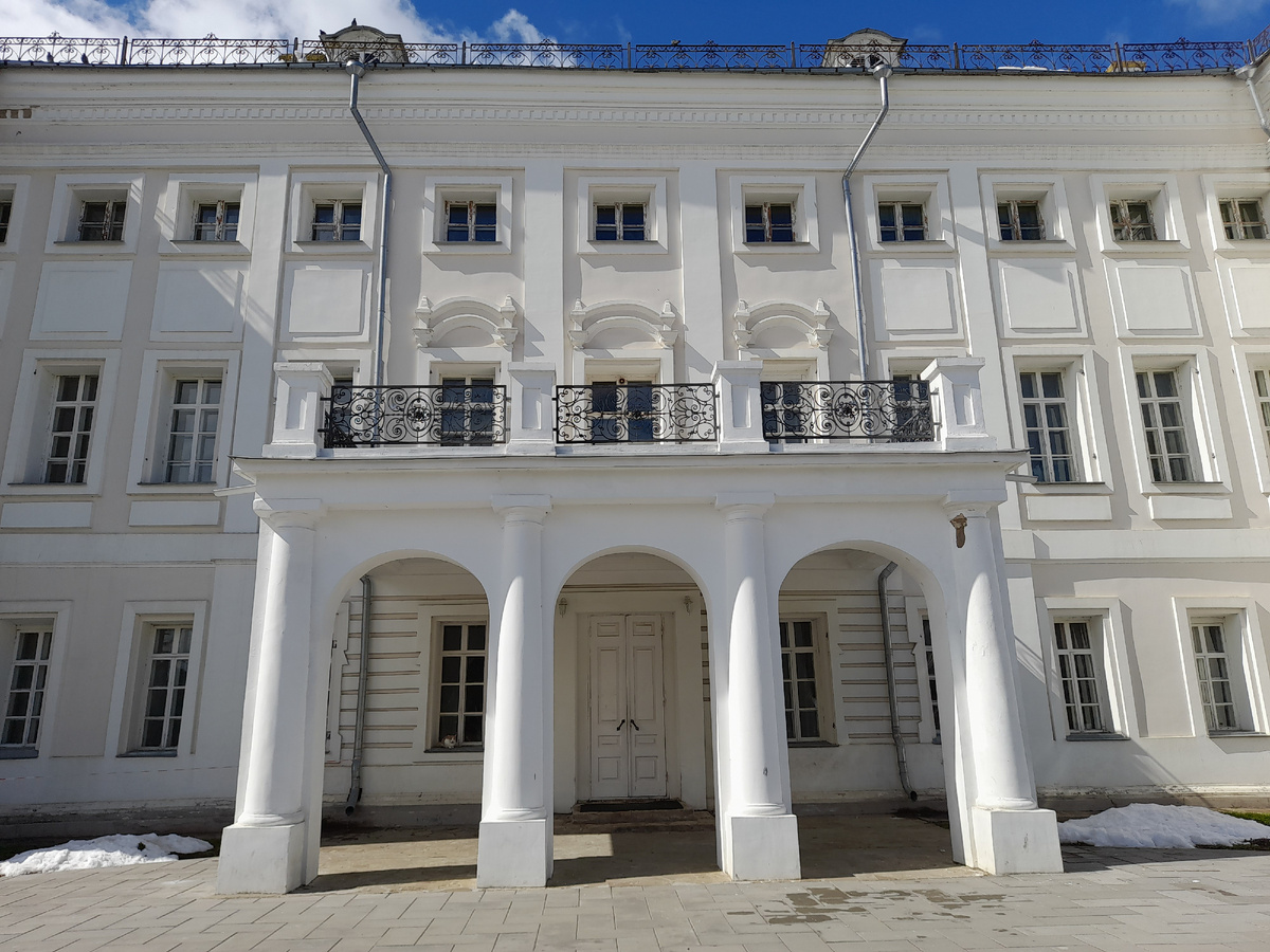 Дом Гончаровых. Парадный вход.