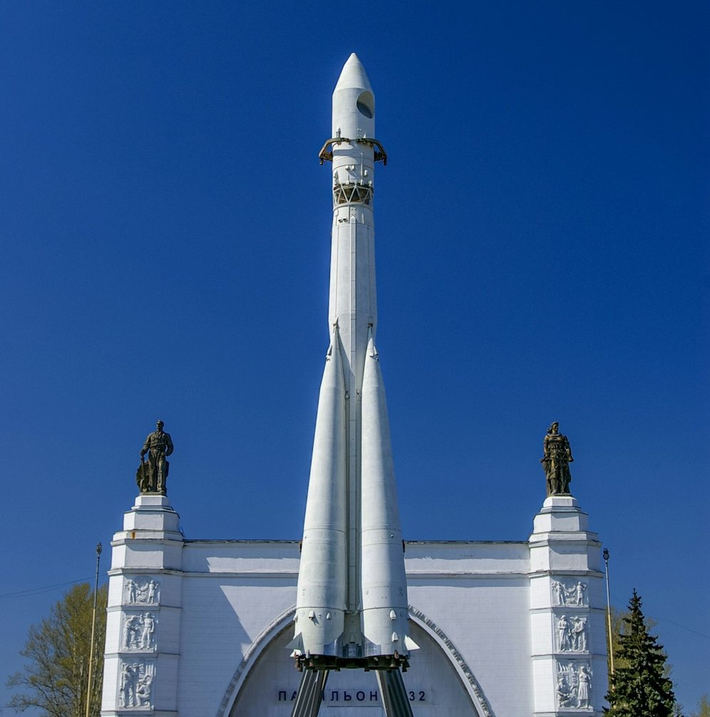 На подобной ракете был осуществлён первый в мире пилотируемый полёт в космос. Сейчас она установлена на ВДНХ у павильона "Космос" и стала одним из символов Дня Космонавтики