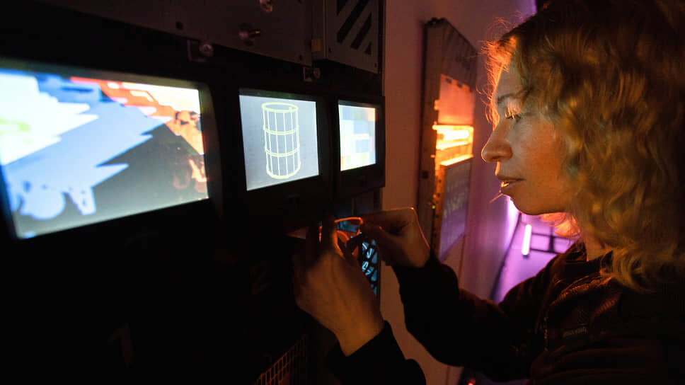 Открытие выставочной площадки IV фестиваля цифрового искусства Play DigitalArt в галерее "Синара Арт" в Екатеринбурге. Посетитель у работы Леонида Тяптина «Исходный код».📷Фото: Марина Молдавская / Коммерсантъ