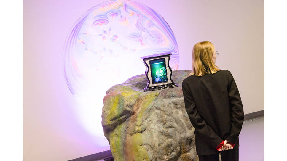 Посетитель у работы Михаила Максимова «Глазовское эзотерическое сообщество. 2024.».📷Фото: Марина Молдавская / Коммерсантъ