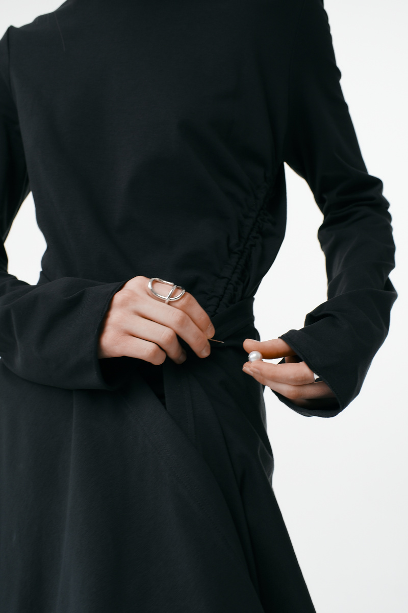 Платье c баской и декоративной булавкой Inache в чёрном цвете