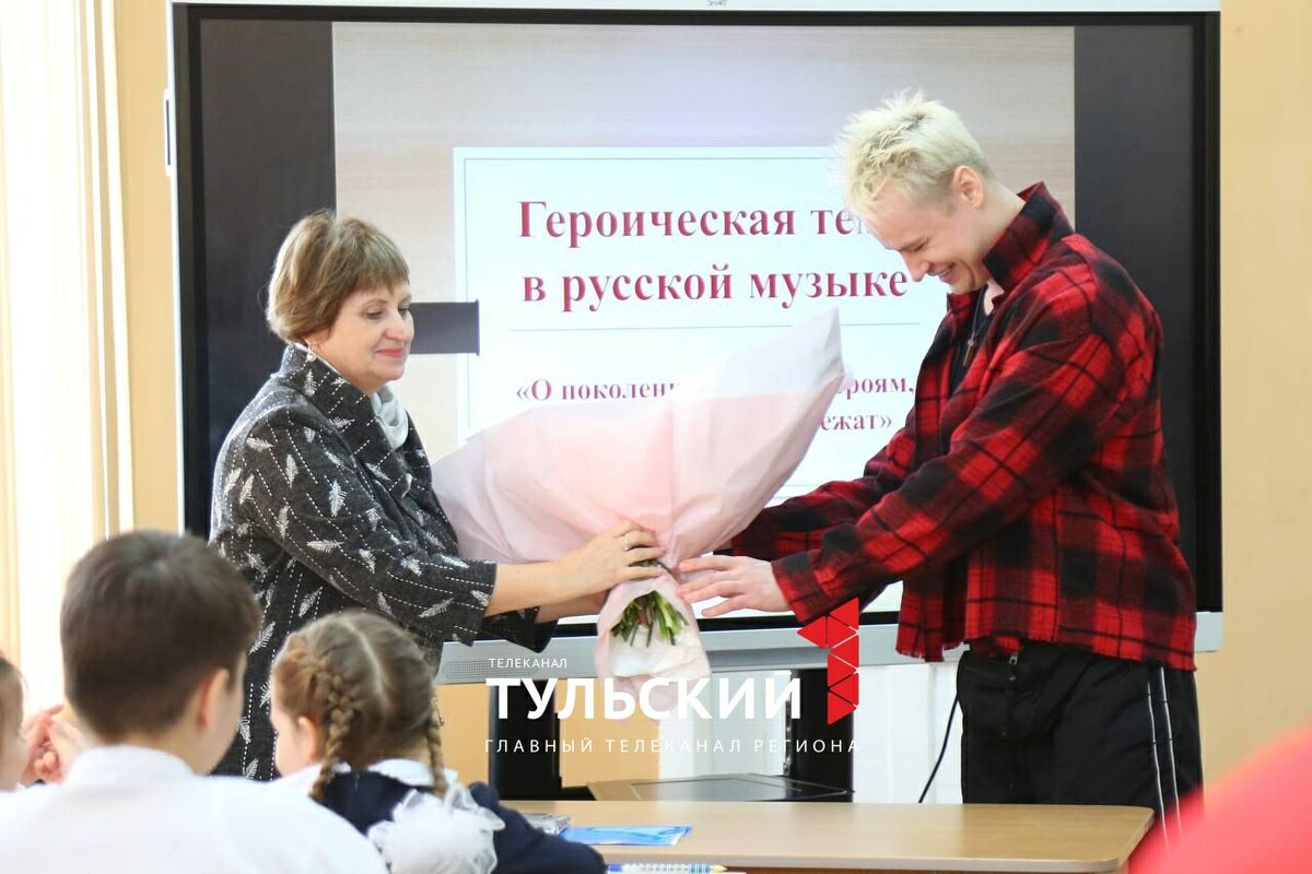 В родной гимназии - с любовью к учителю. Из интернета 