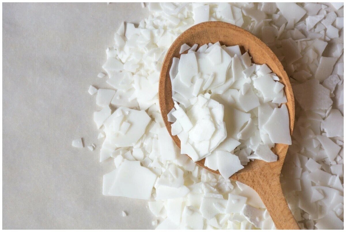 Соевый воск обычно в хлопьям либо в гранулах, что позволяет удобнее с ним работать.