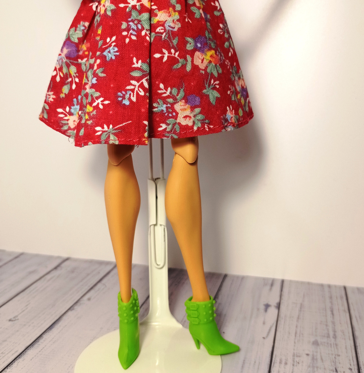 Пятка у самой кромки голенища, но с брюками или гетрами вполне пойдет