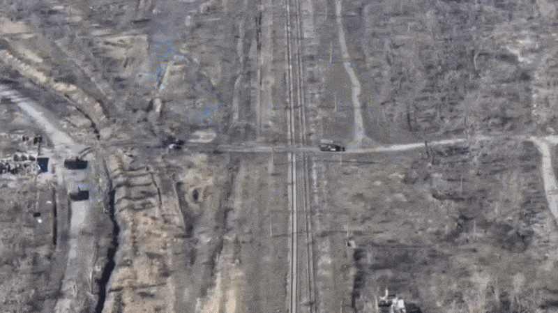 Реалии современной войны требуют тяжёлой, хорошо защищённой техники, а для её применения нужны соответствующие условия. В первую очередь — по качеству грунтов. Источник: ТГ-канал "Военный Осведомитель"