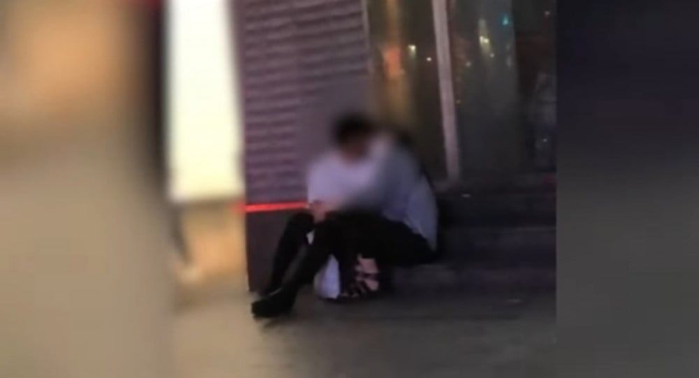 4 월 9 일,엔터테인먼트 킹 리 진 채널의 유튜버 리 진 호즈는"후기 김 세 론 전 남자친구의 진실"이라는 제목의 비디오를 발표했다. 김수현의 6 년 연애 실화! 그는 이전 주장과는 달리 김세론과 김수현포가 2019 년 김세론이 김수현과 데이트한다고 주장한 기간 동안 서로 다른 관계를 맺었다고 밝혔으며,이는 논란을 일으켰다.              /9 апреля, YouTuber Ли Джин Хос канала ' Развлекательный король Ли Джин Хо'выпустил видео под названием"Поздно Ким Сае РонПравда бывшего парня. Настоящая история о Ким Су Хён6-летние отношения! "Он показал, что, вопреки предыдущим претензиям, оба Ким Сае Рон and  Ким Су ХёнПо сообщениям, в разных отношениях в период, когда Ким Сае Рон утверждал, что встречается Ким Су ХёнВ 2019 году требование, которое вызвало противоречие./