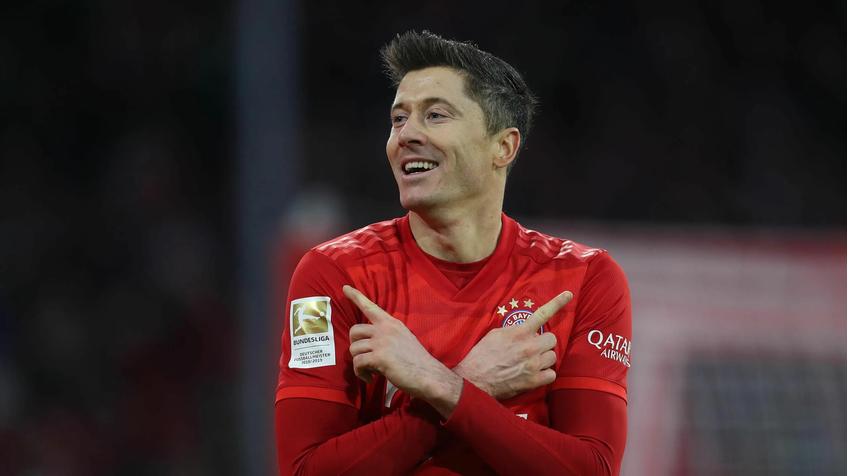 Левандовски празднует гол с фирменным жестом