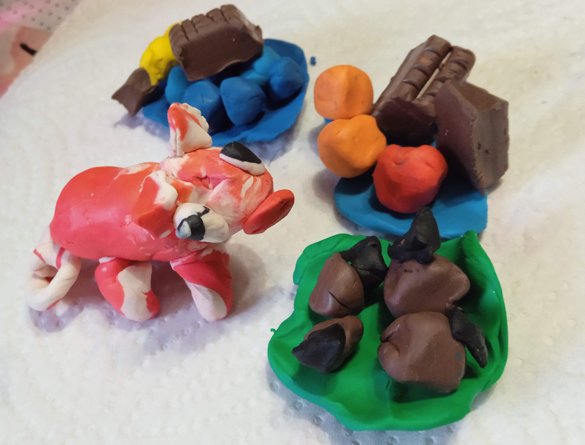 Поросёнок и тарелка с желудями из пластилина