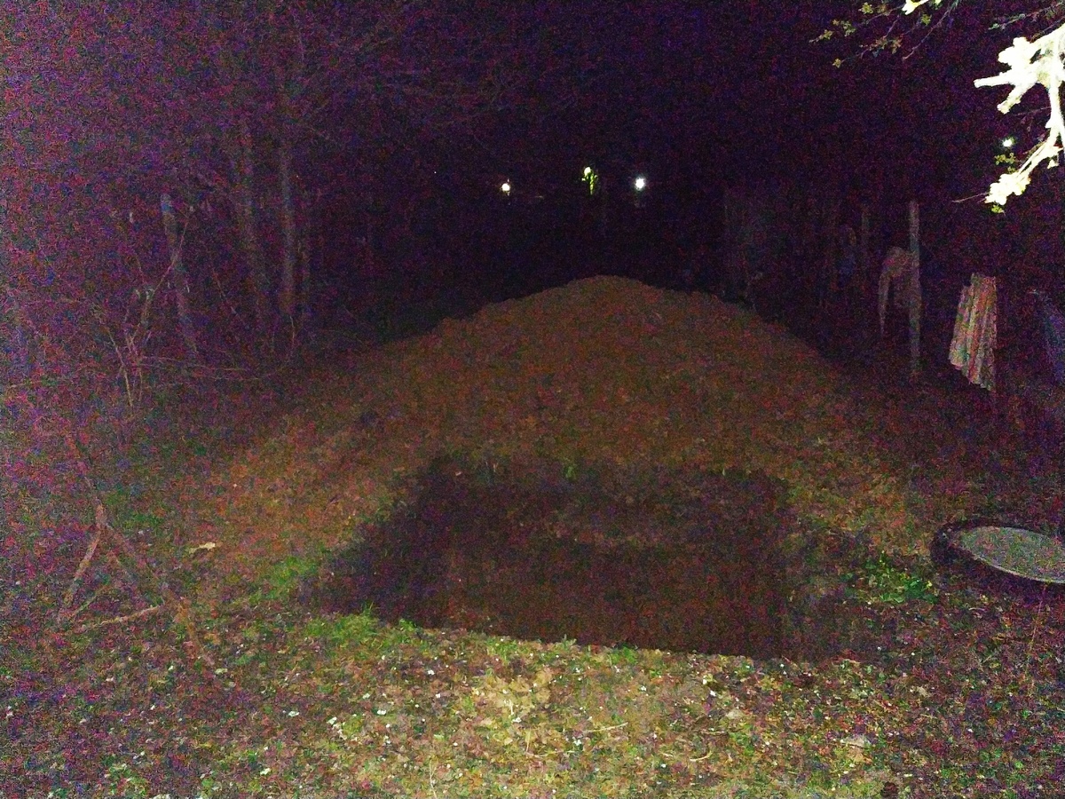 Фото автора. Ночная съёмка. Яма для будущего септика.