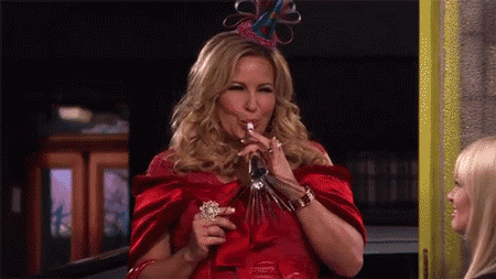 Любимка Дженнифер Кулидж, Кадр из сериала 2 Broke Girls