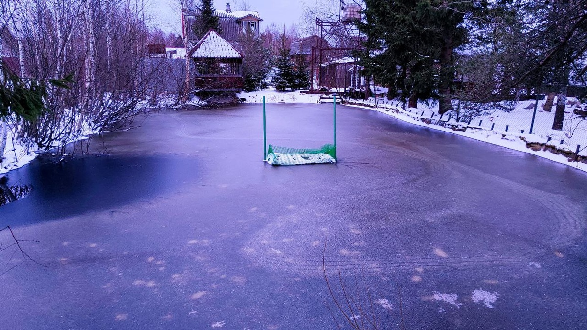 Течение хорошо отпечаталось на льду