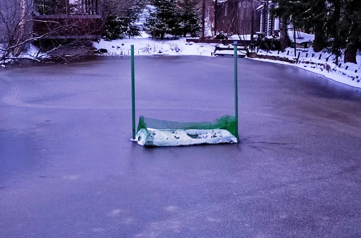 Сам плотик запорошило снегом 